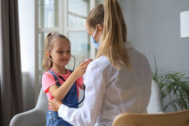 petite fille chez le médecin pour un examen. l’enfant ausculte le rythme cardiaque du médecin. - 11090 photos et images de collection