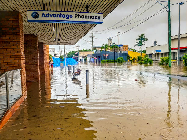 Flood waters from Mary River inundate Maryborough CBD, QLD Maryborough, QLD, 9 Jan, 2021: Flood waters from Mary River break thru barrier installed near central business district. Businesses inundated. Area is evacuated as low lying areas flood. Roads closed. queensland floods stock pictures, royalty-free photos & images