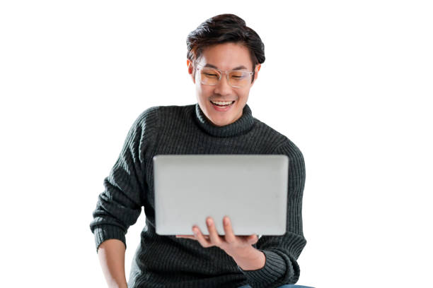 inteligente atraente asiático adulto maduro usar mão óculos usando laptop on-line working studio loja fundo branco, homem usar suéter casual pano sorrindo confiante e emoção positiva - mid adult men smart casual white happiness - fotografias e filmes do acervo