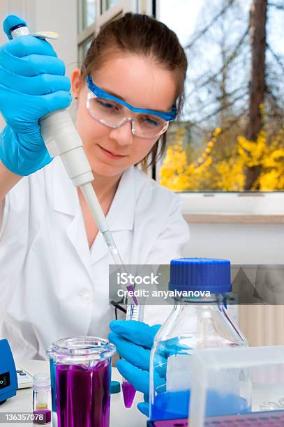 젊은 과학자의 기발한 화물 Pcr 검체 20-24세에 대한 스톡 사진 및 기타 이미지 - 20-24세, DNA, PCR 장치
