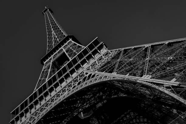 ハイコントラスト白黒のエッフェル塔 - eiffel tower black and white paris france construction ストックフォトと画像