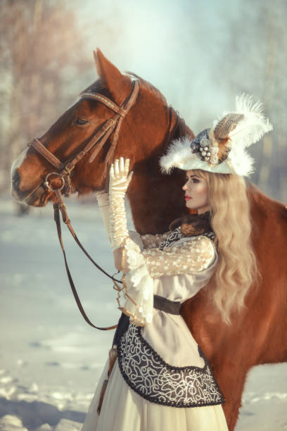 역사적인 의상을 입고 겨울 숲에서 말이 있는 금발 소녀. 아트 포토 - princess women beautiful 20s 뉴스 사진 이미지