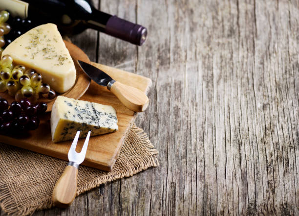vino y queso - cheese still life tray french cuisine fotografías e imágenes de stock