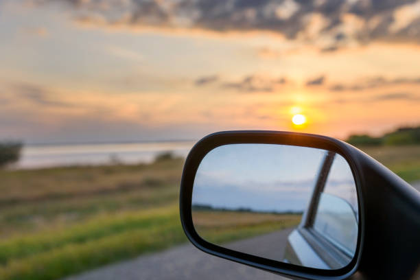 reflejo del espejo retrovisor - rear view mirror car mirror sun fotografías e imágenes de stock