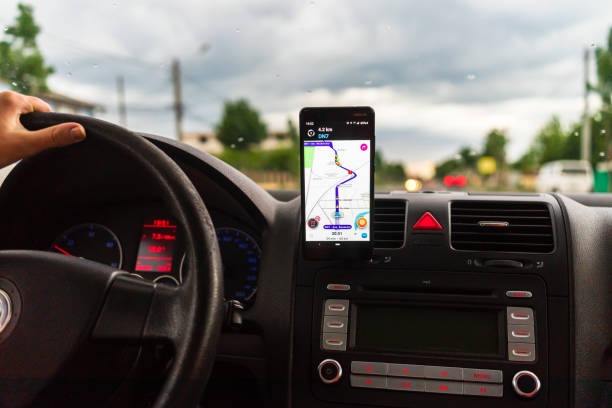 en la vista del salpicadero del coche con smartphone en los mapas de waze. driver usa mapas de waze en bucarest, rumania, 2022 - oficio de transporte fotografías e imágenes de stock