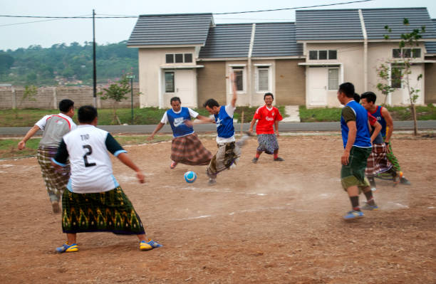 행복은 장갑을 사용하여 축구 스포츠에서 목표를하고 있다 - indonesia football 뉴스 사진 이미지