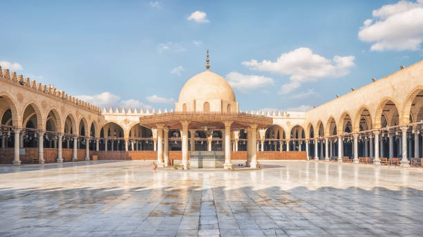 inside the ibn tulun mosque - middle eastern architecture imagens e fotografias de stock