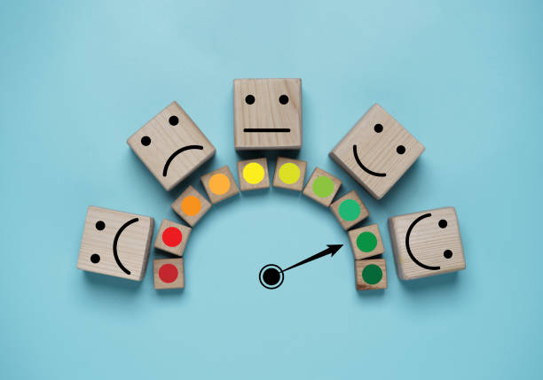 顧客評価インジケーター評価の印刷画面の木製キューブ ブロックは、使用後の製品とサービスの概念の後に顧客満足度の青い背景に低いから。 - behavior ストックフォトと画像