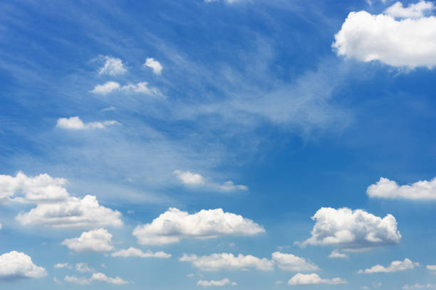 schönen blauen himmel und weiß flauschigen wolkenhorizont im freien für hintergrund. - cloudscape stock-fotos und bilder