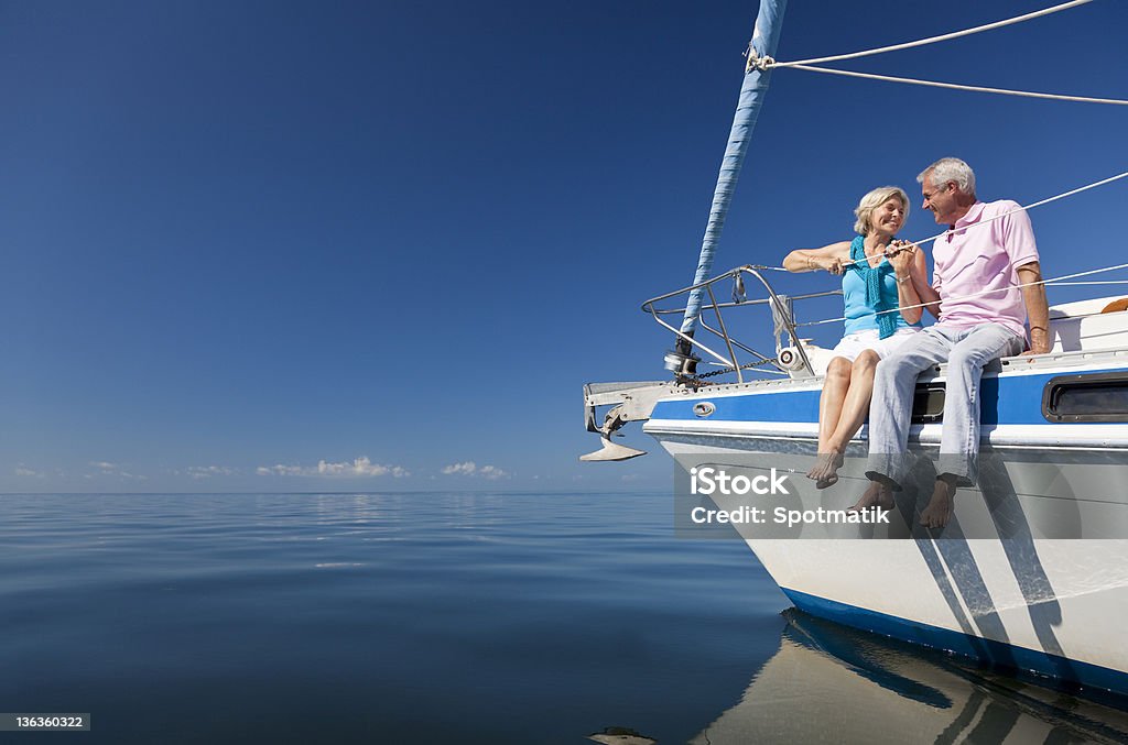 Feliz casal sênior na proa de um barco a vela - Foto de stock de Casal Idoso royalty-free