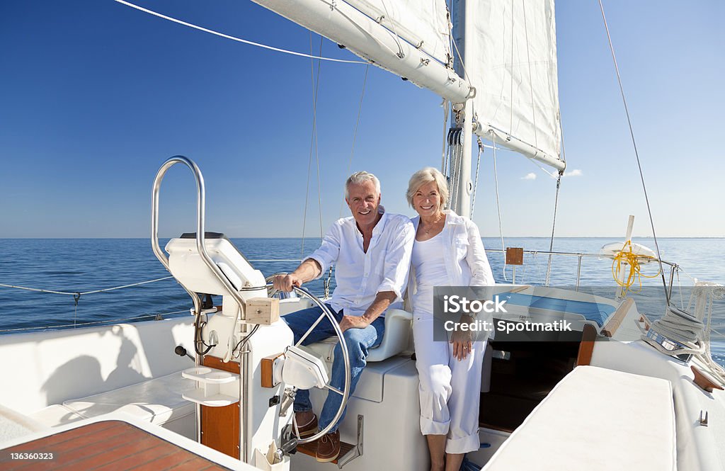 Feliz pareja Senior en la rueda de un velero - Foto de stock de Pareja mayor libre de derechos