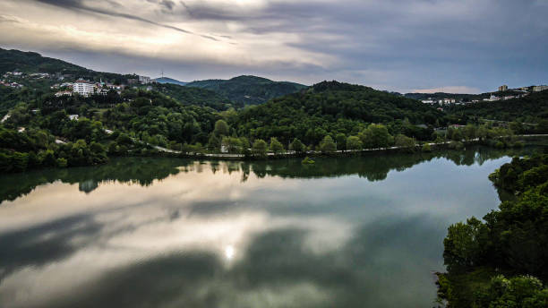 lac miroir, vue aérienne du lac dans les forêts, vue du ciel depuis le lac, reflet du soleil dans le lac, reflet du lac, lac pour les sports nautiques, photographie de lac et de forêt de fond - yalova photos et images de collection