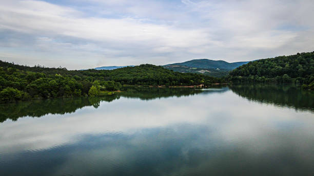 lago a specchio, vista aerea del lago nelle foreste, vista del cielo dal lago, riflessione del sole nel lago, riflessione del lago, lago per gli sport acquatici, fotografia del lago e della foresta di sfondo - yalova foto e immagini stock