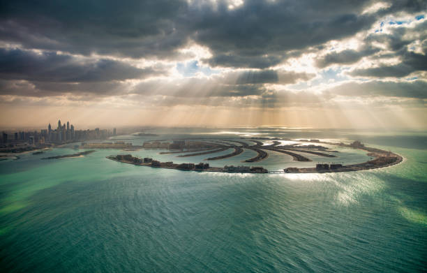 united arab emirates. dubai. palm jumeirah island at sunset, backlit with sun rays, dubai - palm island imagens e fotografias de stock