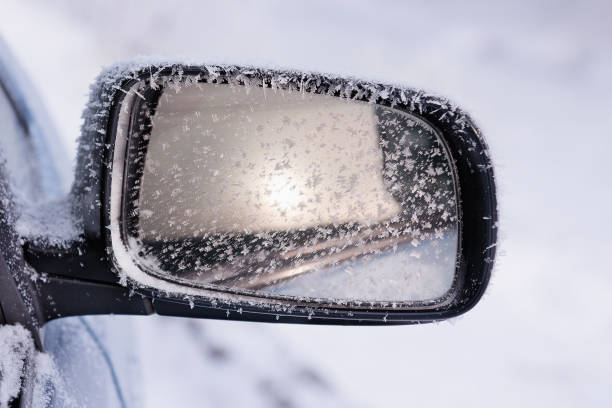 закат солнца на дороге в зеркале переднего вида автомобиля. - side view mirror стоковые фото и изображения