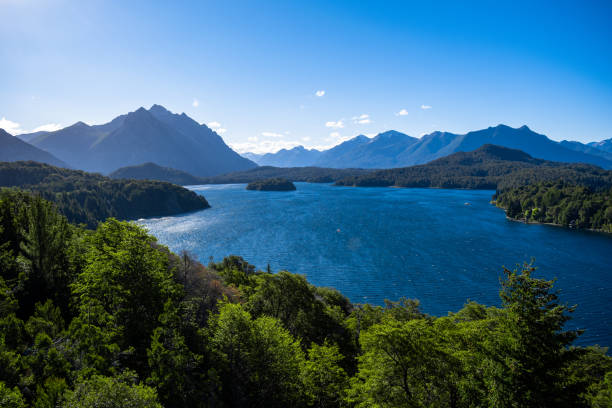 vue d’en haut du lac nahuel huapi, bariloche, argentine - panoramic bariloche argentina scenics photos et images de collection