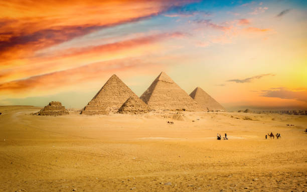 pyramide égyptienne dans le désert de sable - pyramide egyptienne photos et images de collection