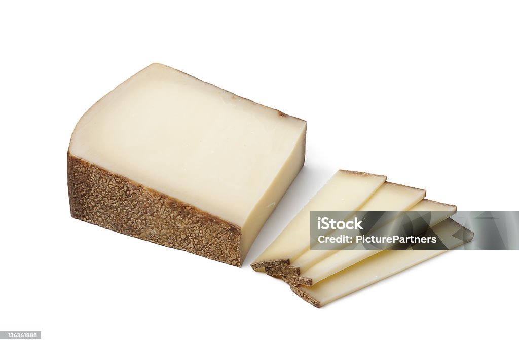 Morceau de gâteau au fromage et rondelles de gruyère - Photo de Gruyère libre de droits