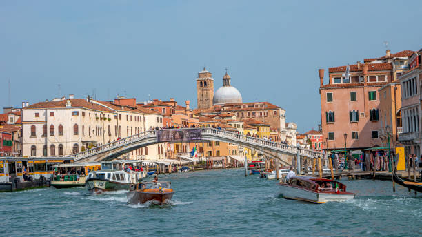 vista panorâmica sobre movimentada com turistas veneza, píeres, aterro de passeio perto da ferrovia, estação de trem e ponte degli scalzi no centro de veneza, itália, em dia ensolarado e quente. - ponte degli scalzi - fotografias e filmes do acervo