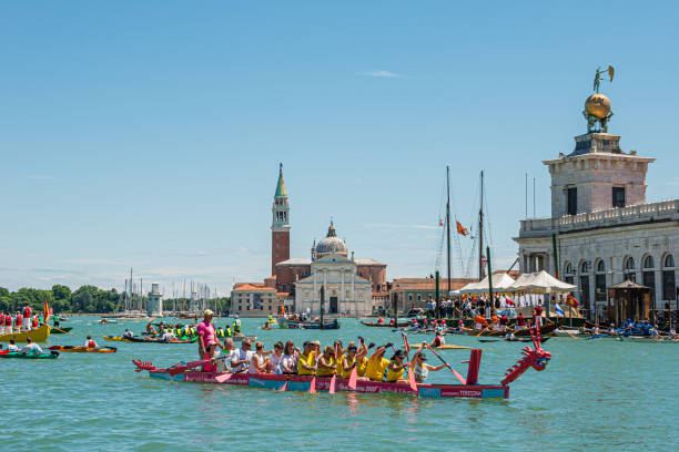 venezia, italia - 24 maggio 2015: regata annuale della vogalonga, divertente regata di canottaggio nel canal grande veneziano intorno a visite storiche come la chiesa di san giorgio maggiore e la basilica di santa maria della salute, dettagli - editorial in a row national landmark famous place foto e immagini stock