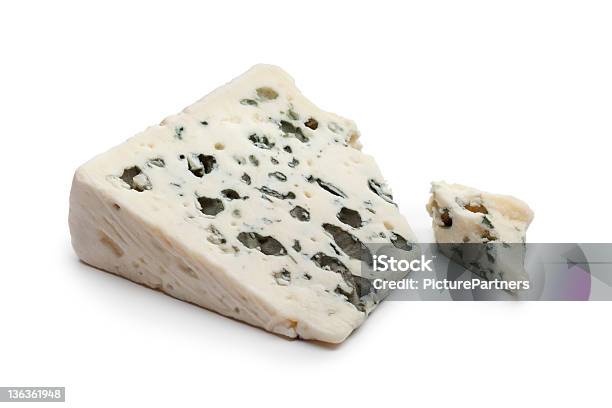 Slice Of Roquefort Stockfoto und mehr Bilder von Roquefort - Käse - Roquefort - Käse, Weißer Hintergrund, Freisteller – Neutraler Hintergrund