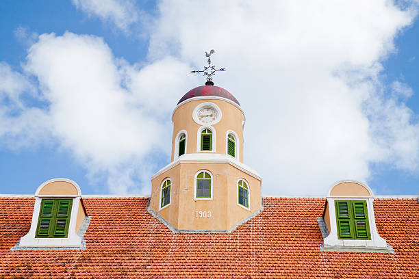 velho telhado da torre do relógio e dois telhados inclinados - fort amsterdam - fotografias e filmes do acervo