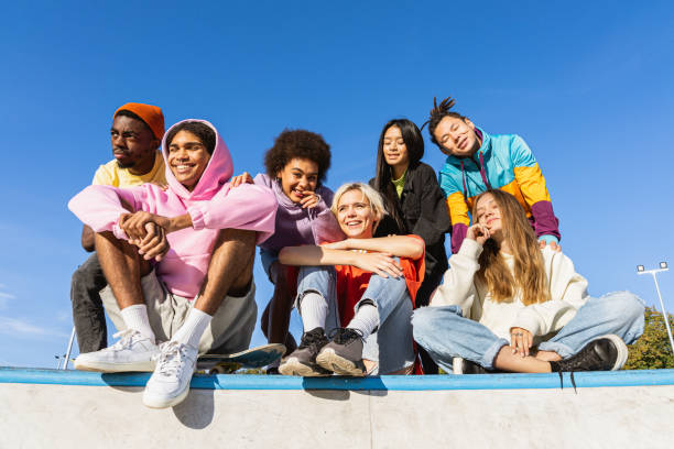 wielorasowa grupa młodych przyjaciół wiążących się na świeżym powietrzu - teenager youth culture city life fashion zdjęcia i obrazy z banku zdjęć
