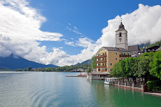 vilarejo st. wolfgang no lago wolfgangsee áustria - lake amadeus - fotografias e filmes do acervo