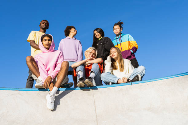 wielorasowa grupa młodych przyjaciół wiążących się na świeżym powietrzu - teenager youth culture city life fashion zdjęcia i obrazy z banku zdjęć