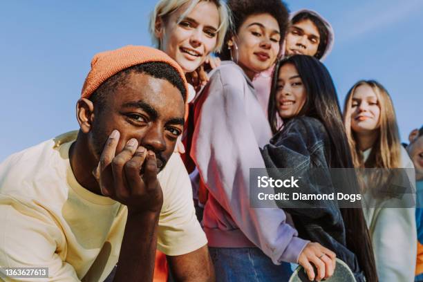 Multirassische Gruppe Junger Freunde Die Sich Im Freien Verbinden Stockfoto und mehr Bilder von Teenager-Alter
