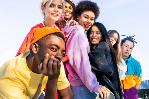 wielorasowa grupa młodych przyjaciół wiążących się na świeżym powietrzu - high school student group of people smiling african ethnicity zdjęcia i obrazy z banku zdjęć