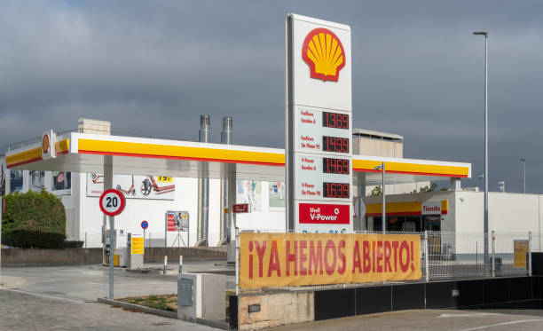 estação de reabastecimento da empresa shell - gas station shell oil company spain energy - fotografias e filmes do acervo