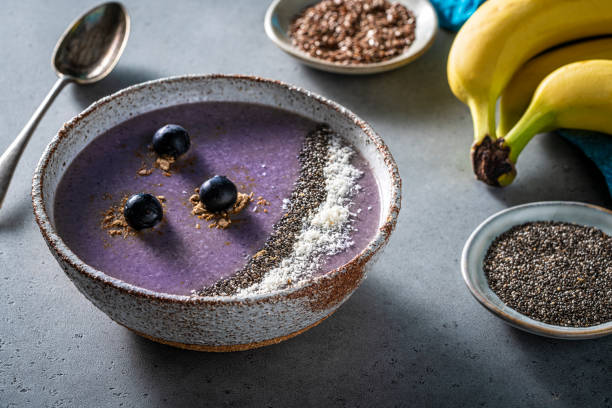 blueberry smoothie breakfast bowl vegan recipe homemade - oatmeal rolled oats oat raw imagens e fotografias de stock