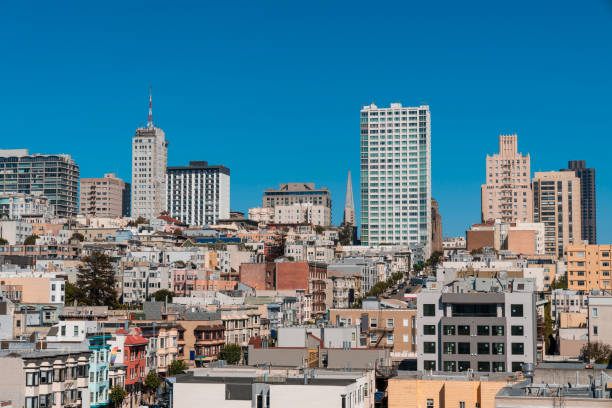 Panoramic cityscape view of San Francisco Nob hill area, which is historically known as a center of San Francisco upper class residential neighborhoods at day time, midtown, California, United States. vista panorámica del paisaje urbano del área de la colina de san francisco nob, que históricamente se conoce como un centro de los vecindarios residenciales de clase alta de san francisco durante el día, en el centro de la ciudad, california, estados u