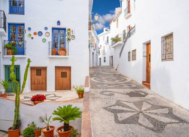 말라가 iandal의 코스타 델 솔에서 하얗게 칠해진 프리길리아나 마을 - andalusia architecture travel destinations blue 뉴스 사진 이미지
