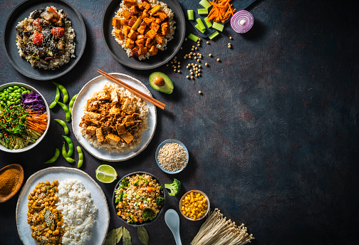 Recetas veganas de comida asiática a base de plantas con arroz y arroz integral como photo