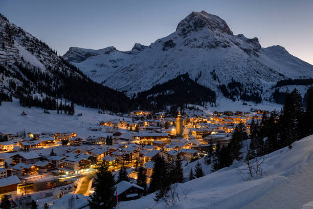 겨울철 저녁에 유명한 스키 리조트 레흐 - ski resort village austria winter 뉴스 사진 이미지