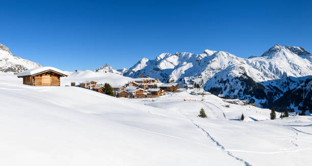 겨울철의 유명한 스키 리조트 레흐 - ski resort village austria winter 뉴스 사진 이미지