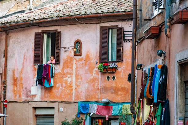 rua aconchegante em trastevere em roma, itália. trastevere é um rione de roma, na margem oeste de tibre, em roma. arquitetura e marco de roma - west old house decor - fotografias e filmes do acervo