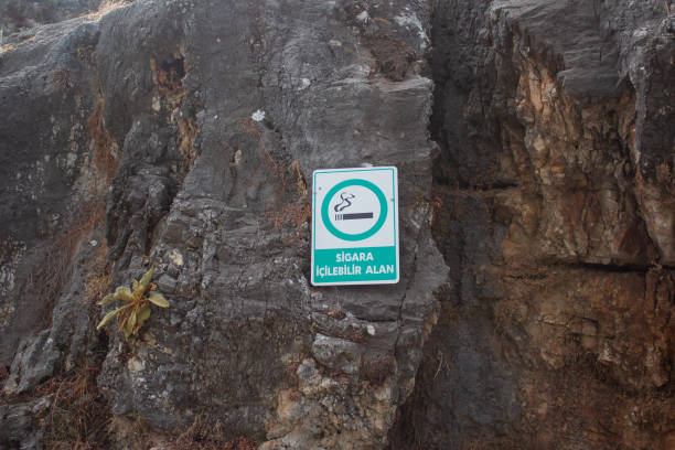 istock Alanya, Turkey - October 10, 2020 Smoking area. In Turkish. 1363649069