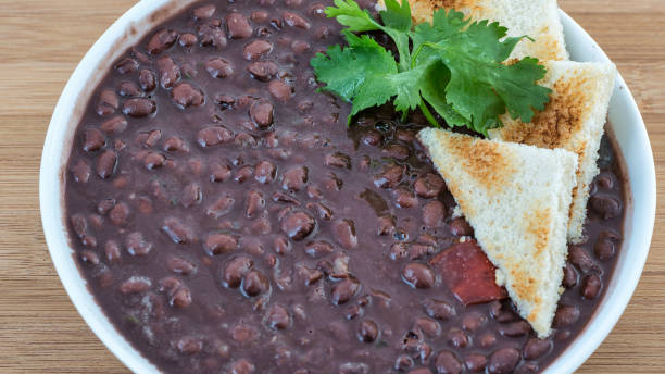 sopa de frijoles negros cocidos - creole food food studio shot nobody fotografías e imágenes de stock