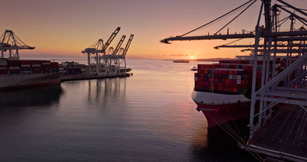 barcos en amarres en el puerto de long beach al atardecer - los angeles county long beach california sunset fotografías e imágenes de stock