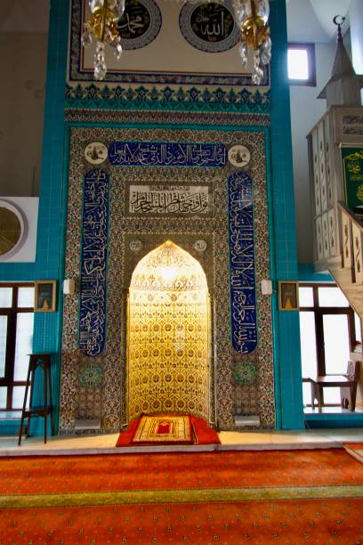 qibla, imam mihrab y azulejos de pared dentro de la mezquita - alquibla fotos fotografías e imágenes de stock