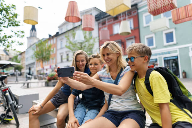 Family sightseeing a beautiful Austrian town of Villach Mother and three teenagers sightseeing beautiful town in Austria. They are taking selfies in the streets of Villach
Canon R5 villach stock pictures, royalty-free photos & images