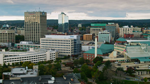 dia nublado em worcester, massachusetts - aéreo - worcester - fotografias e filmes do acervo