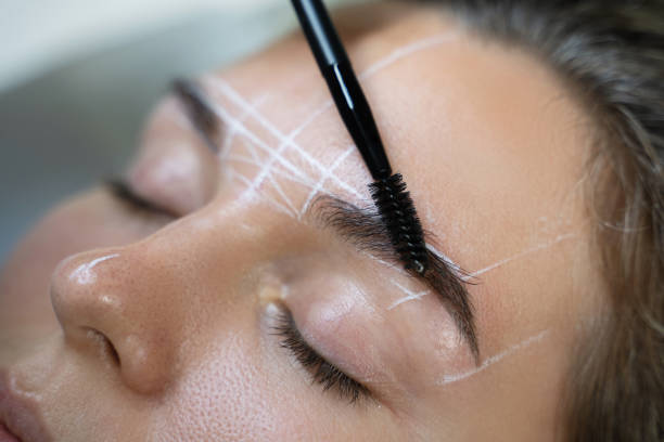 mujer durante el procedimiento profesional de mapeo de cejas - mid adult women human skin neat good condition fotografías e imágenes de stock