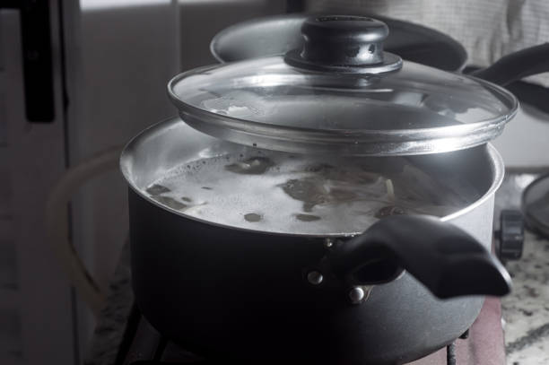 istock Cooking spaghetti in a pot with boiling water,simple kitchen 1363683034