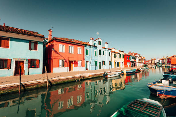 burano villaggio colorato in italia - canal sea journey romance foto e immagini stock