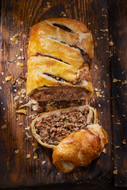 beef wellington mit hackfleisch - beef pie stock-fotos und bilder