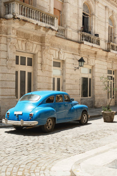 błyszczący zabytkowy niebieski samochód zaparkowany na ulicy - cuba cuban culture car collectors car zdjęcia i obrazy z banku zdjęć